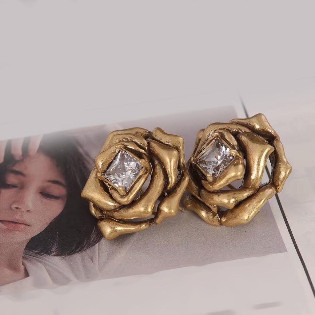 Модные серьги-цветки камелии золотистого тона, удобные для женщин, портативные, подходят для повседневной и вечерней одежды, стильные наряды