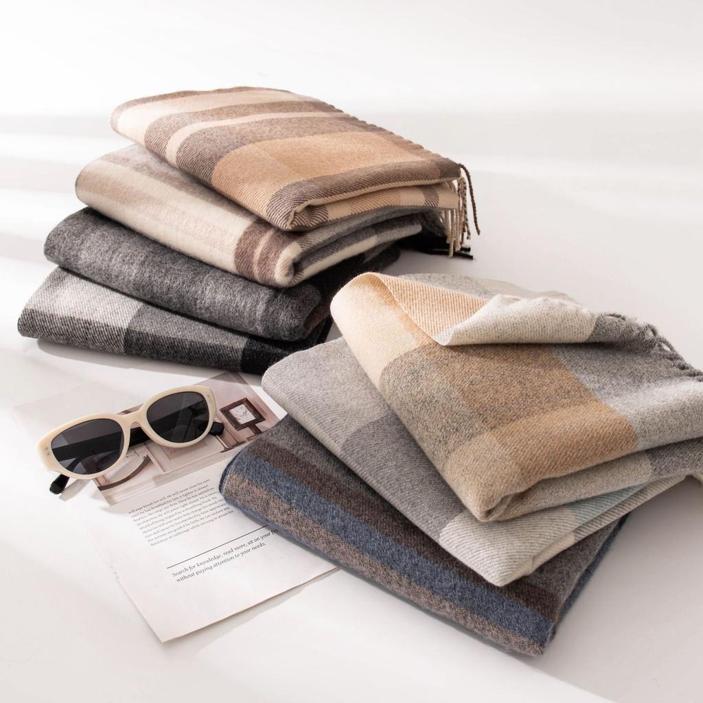 Scarf with A High-end Feel, Versatile, Thick, Autumn and Winter Check Pattern, Warm and Cozy, Soft To The Touch.