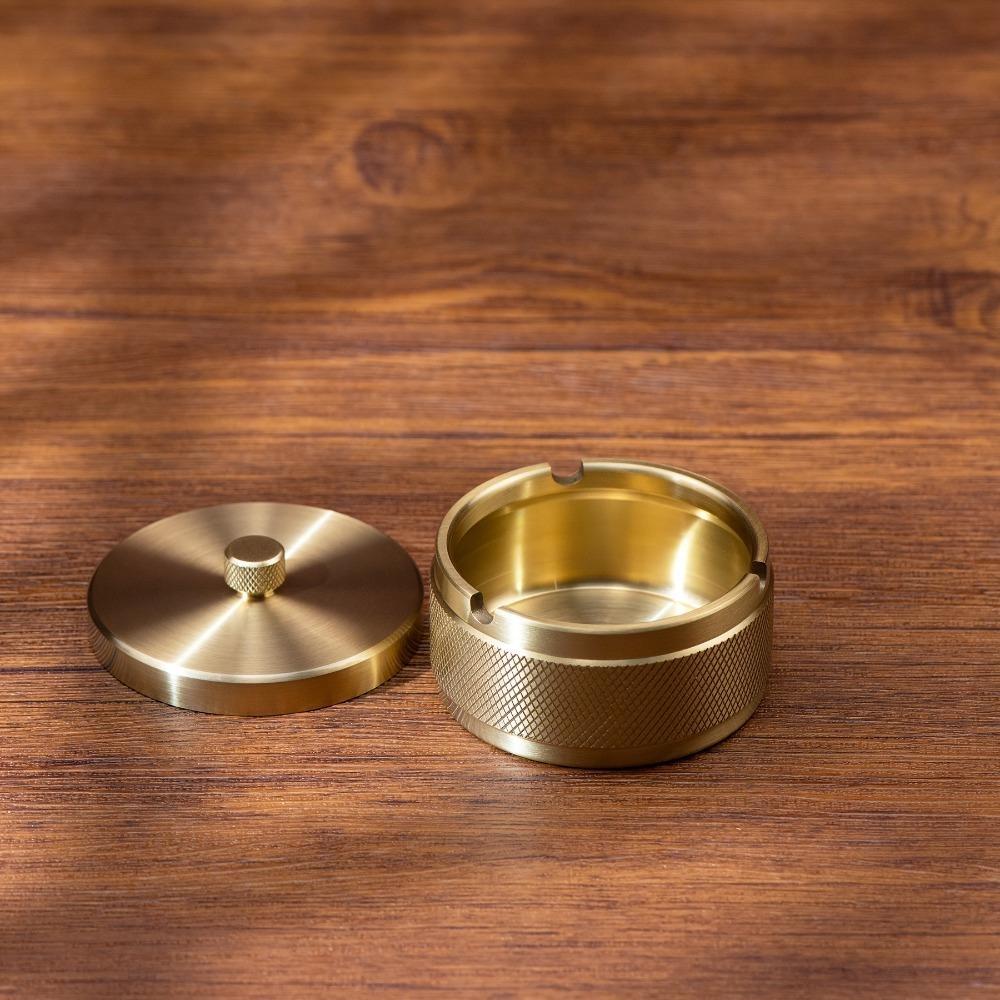 Creative Scandinavian Style Elegant Brass Ashtray with Lid Anti-Fly Traditional Design Decor Luxury Office Car Ashtray Accessory