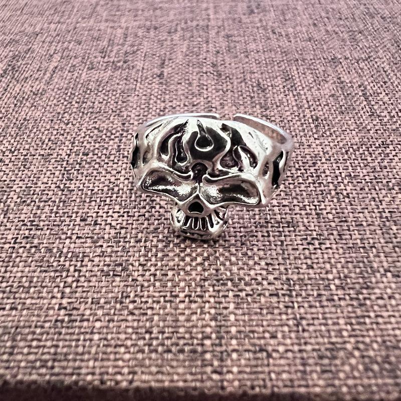 Кольцо Dark Series Retro Skull Five-Claw Ring - крутой аксессуар в стиле хип-хоп и уличный стиль