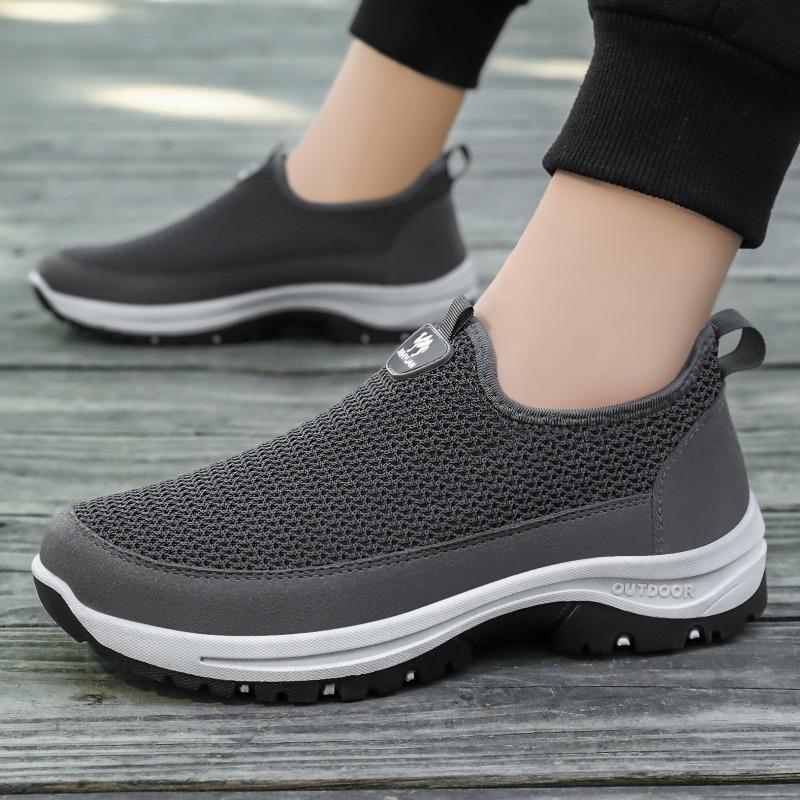 Летние мужские повседневные слипоны с сетчатым верхом Fly-knit, дышащая мягкая подошва, противоскользящая толстая подошва, обувь для ходьбы для мужчин среднего и пожилого возраста.