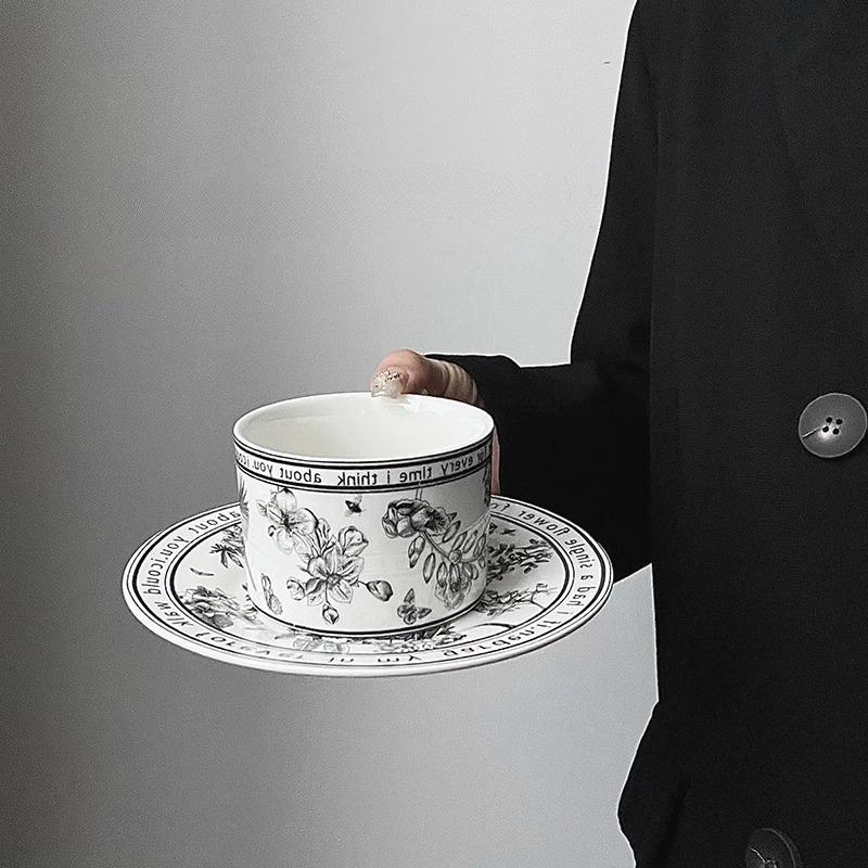 Французский Ретро Черно-белый Набор кофейных чашек - Летняя Лилия Роскошная Подарочная Коробка, Премиальная Керамика для Дома, Кафе и Сувениров