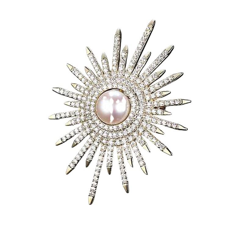 Sunflower Pearl Brooch: Versatile, Elegant Accessory for Women's Suits