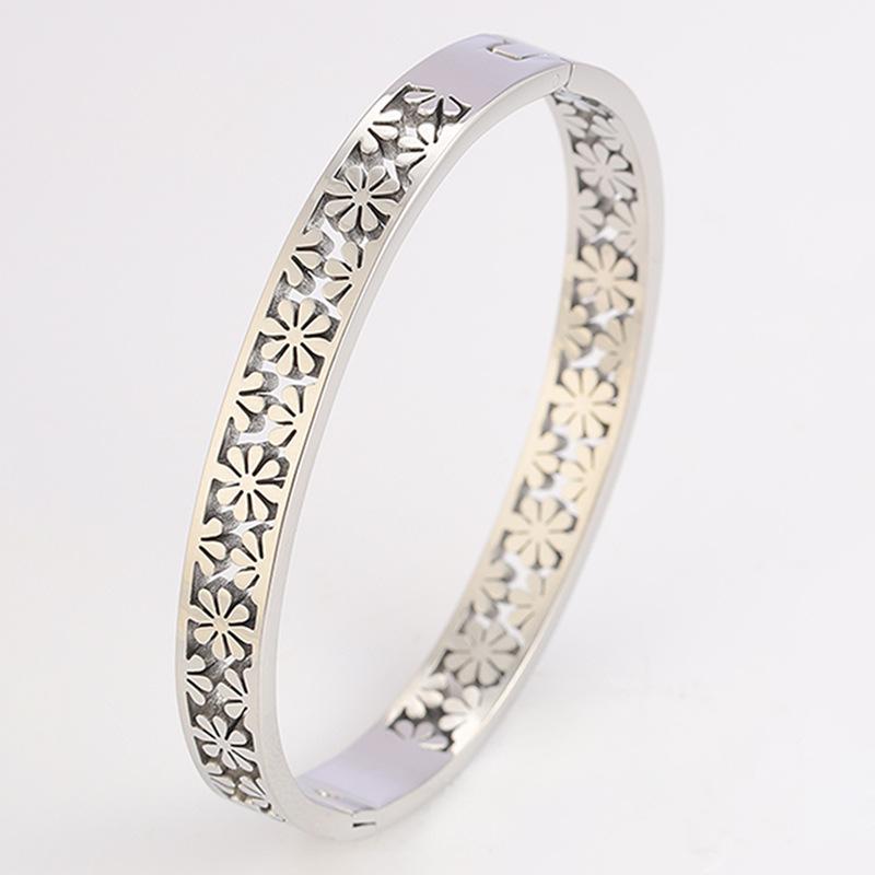 Popular hollow-out daisy stainless steel bracelet, vintage light luxury, non-fading floral bracelet, high-end feel for girls
