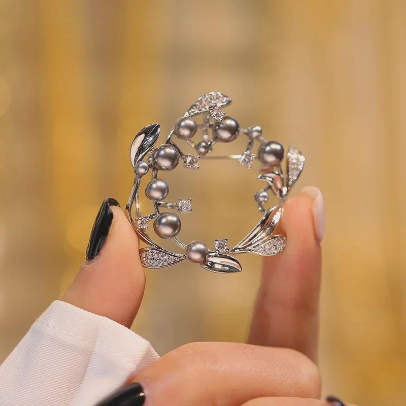 Изысканная брошь в виде венка из оливковой ветви: Женская булавка из пресноводного жемчуга своими руками для одежды