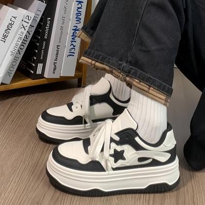 Японские универсальные студенческие маленькие белые туфли женские 2025 лето новые спортивные и повседневные звездные туфли нишевая толстая подошва.