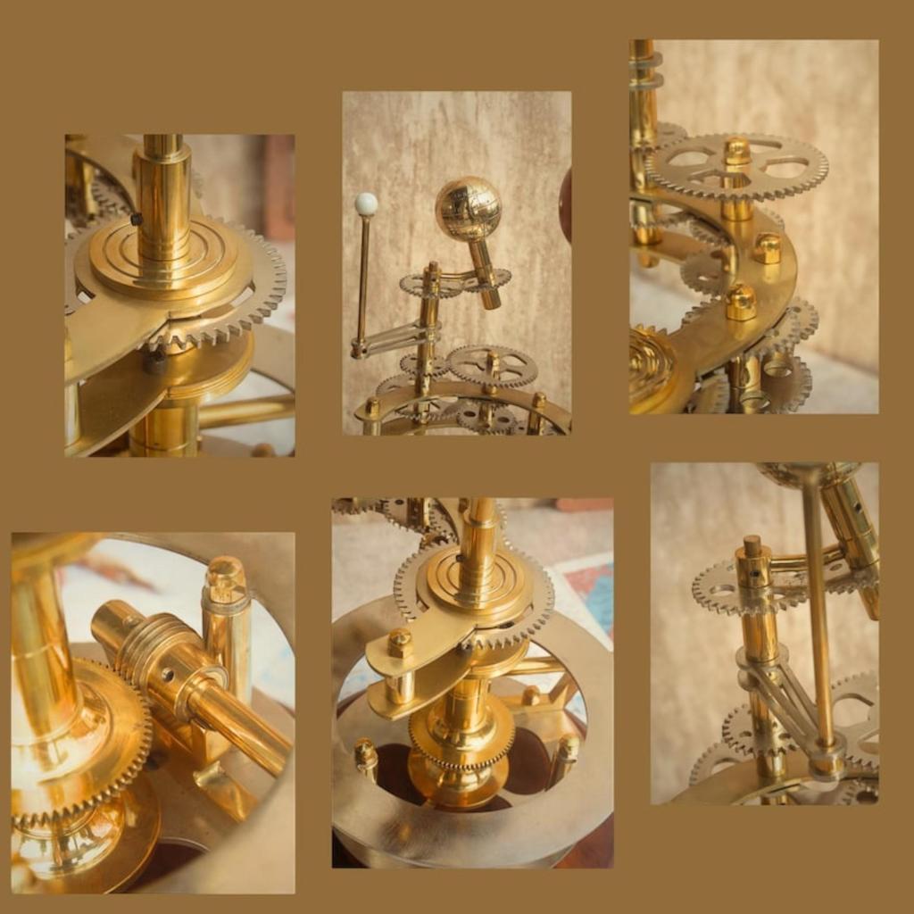 Латунная планетария, показывающая движение Земли и Луны вокруг Солнца