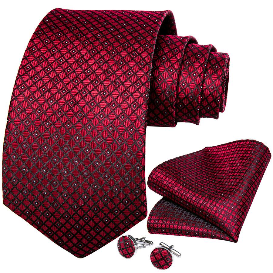 Роскошный мужской деловой набор в виде шёлкового галстука, карманного платка и запонок в одном стиле