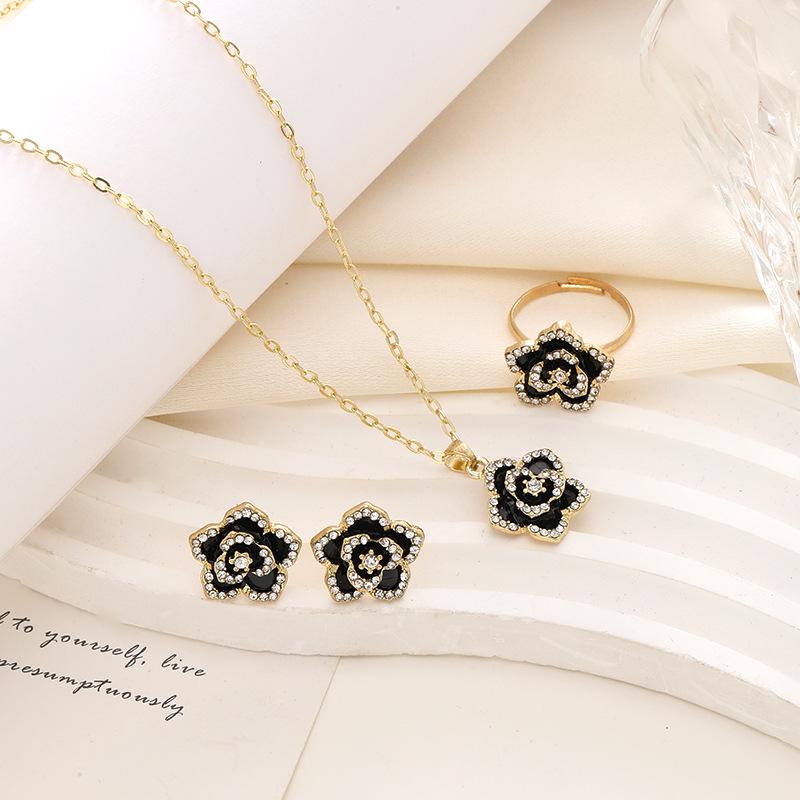 Комплект украшений и ожерелье «Корея Камелия»: Женские серьги, кольца и цепочка на ключицу высшего качества