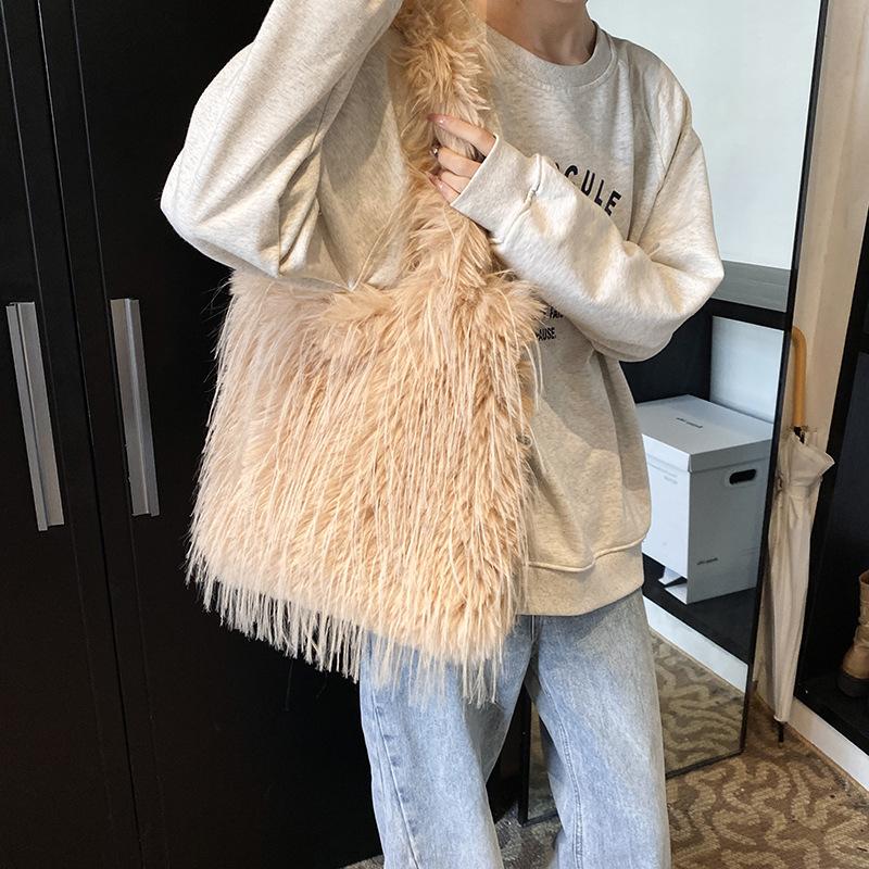 Плюшевая сумка женская большой вместимости 2025 новая осенне-зимняя повседневная нишевая одноплечевая пушистая бахромчатая сумка-тоут для работы