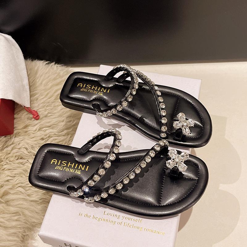 Комплект шлепанцев с плоской подошвой, с открытым носком, маленькие, крутые, обувь 2025, новая летняя, мягкая подошва, сандалии со стразами