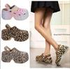 Модные леопардовые клоги на толстой подошве для женщин, сандалии на массивной платформе с закрытым носком, женские летние 2025, шлепанцы на супервысоком клиновидном каблуке