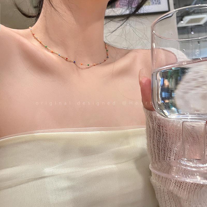 Яркое летнее ожерелье из бисера на ключицу — свежий и универсальный дизайн, вдохновленный дофамином