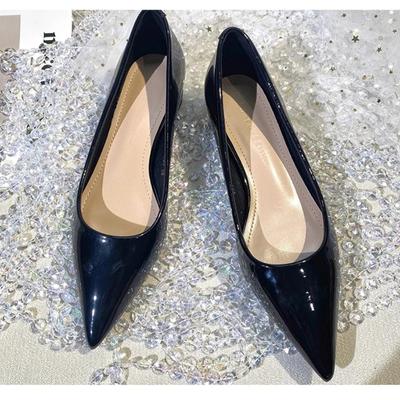 Распродажа модной женской обуви. Женские туфли на плоской подошве. Осенние туфли с острым носком. Простые однотонные профессиональные туфли на низком каблуке для офиса.