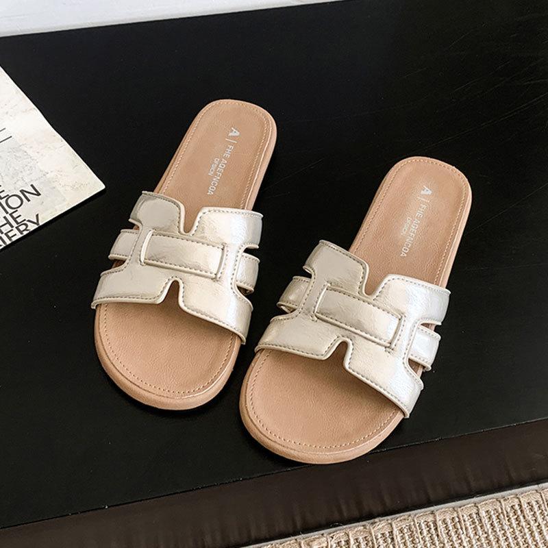 Французские однословные тапочки для женской уличной одежды 2025 новый летний приморский пляж красивые на плоской подошве уличные на плоской подошве прохладные тапочки