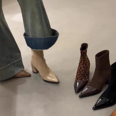 Современные ботинки на квадратном каблуке, зимние женские туфли без застежек, распродажа 2024 года, модные ботинки с острым носком на низком каблуке с леопардовым принтом разных цветов