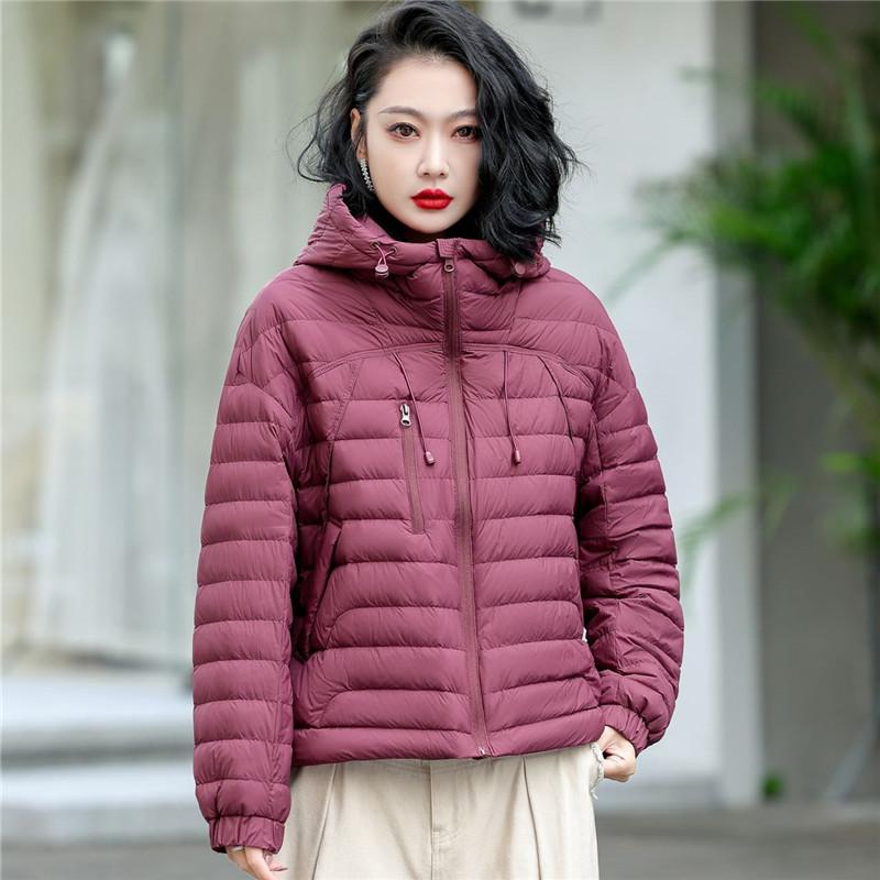 МОДА белый утиный пух легкий женский короткий 2024 новый корейский вариант с капюшоном свободный модный теплый легкий пальто Одежда