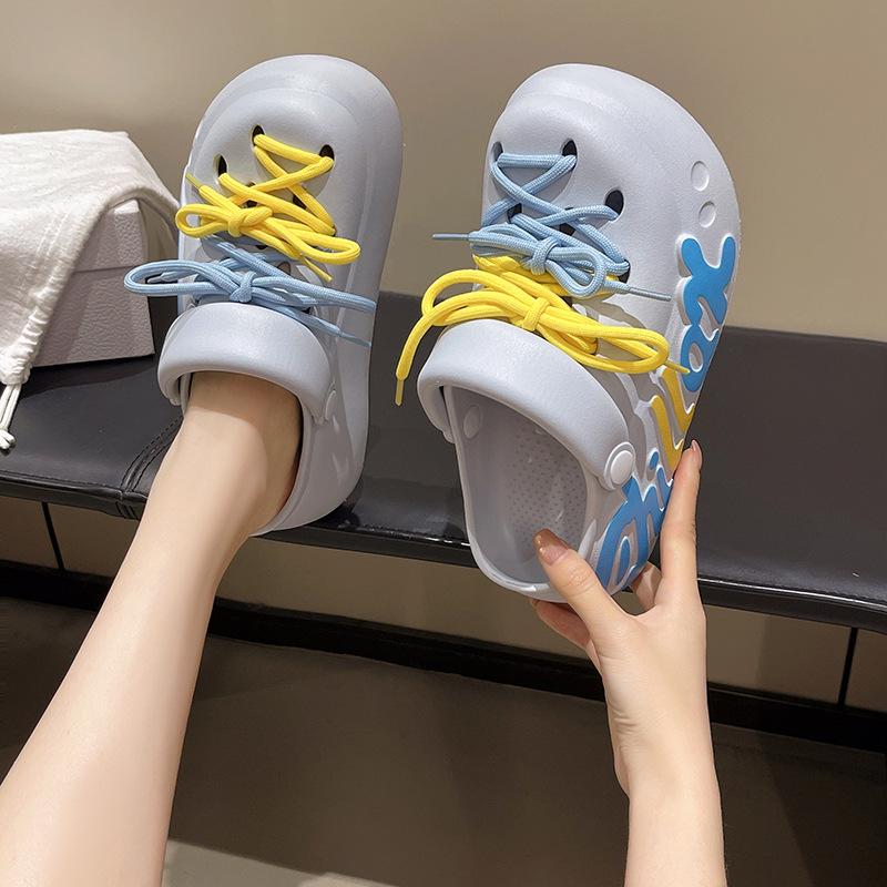Мультяшные шлепанцы с отверстиями для букв, женская летняя обувь, весна 2025, новые приморские шлепанцы на толстой подошве, прохладные