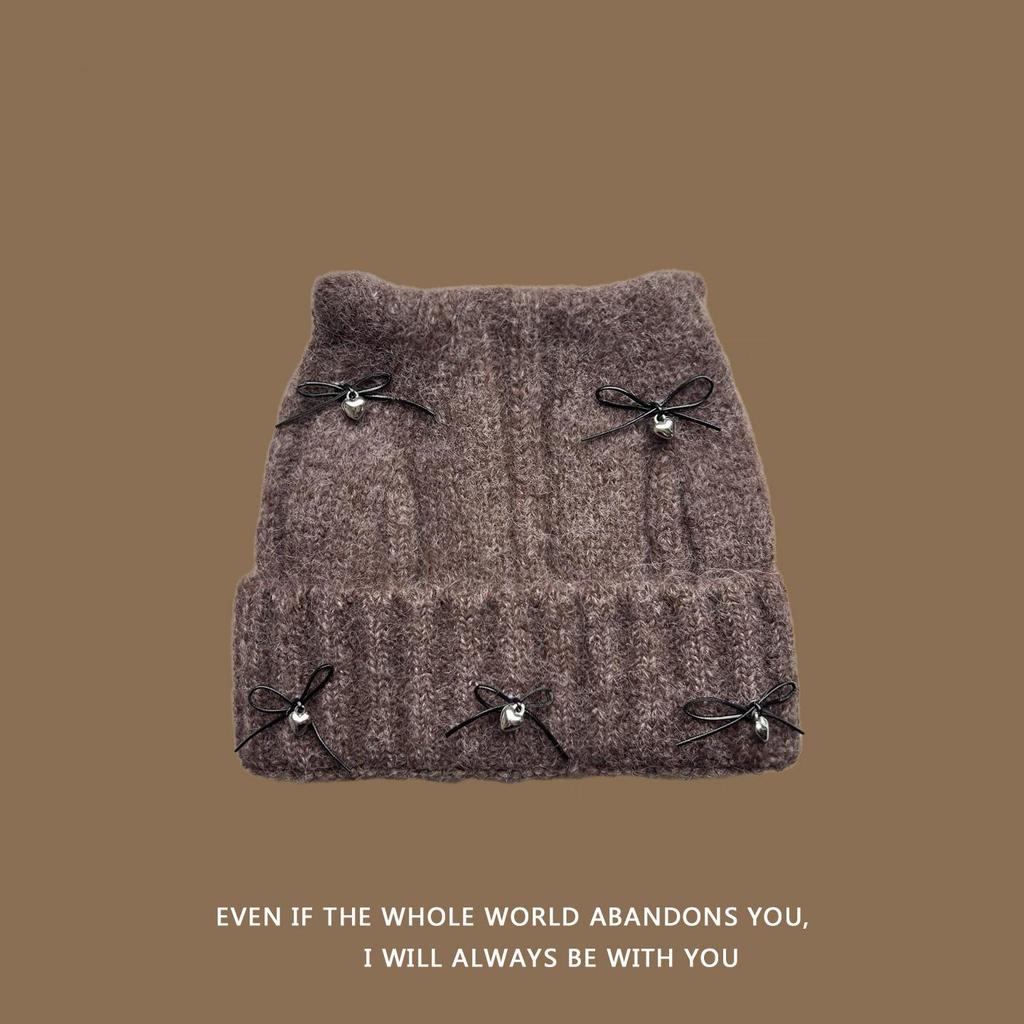 Вязаная шапка с кошачьими ушками на осень/зиму 2025 - Теплая и универсальная, с дизайном в виде банта, который подчеркивает лицо