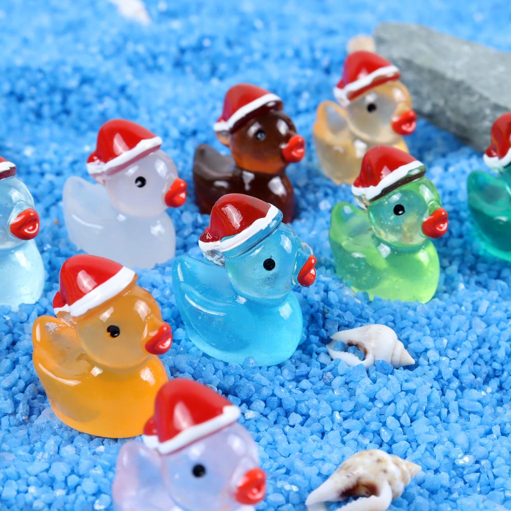 10pcs Christmas Mini Resin Ducks Glitter Miniature Christmas Hat Duck Figures Shine Tiny Duck Ornaments Micro Landscape Decor