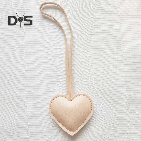 Подвеска для сумки в форме сердца из искусственной кожи, брелок для ключей, яркий цветной декор для сумки, аксессуар для автомобильного ключа