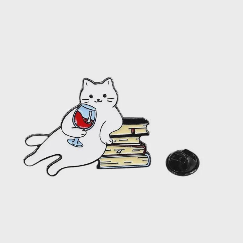 Очаровательная эмалевая брошь «Кошка»: Белый котенок с темой красного вина