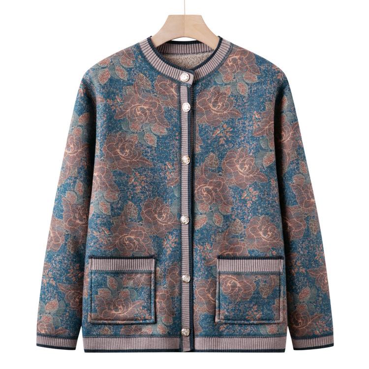 Люди добавляют бархат и утолщают осенне-зимние свитера. Женщины-матери носят новые кардиганы и осенние пальто бабушки.