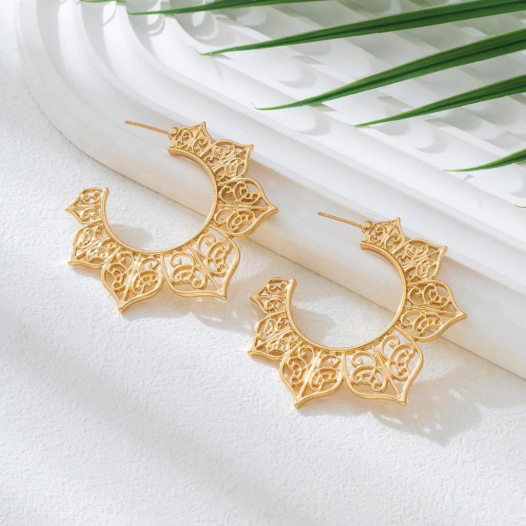 Trendy Vintage Hollow Wreath Stud Earrings, European-American Design, Exaggerated Individual Style