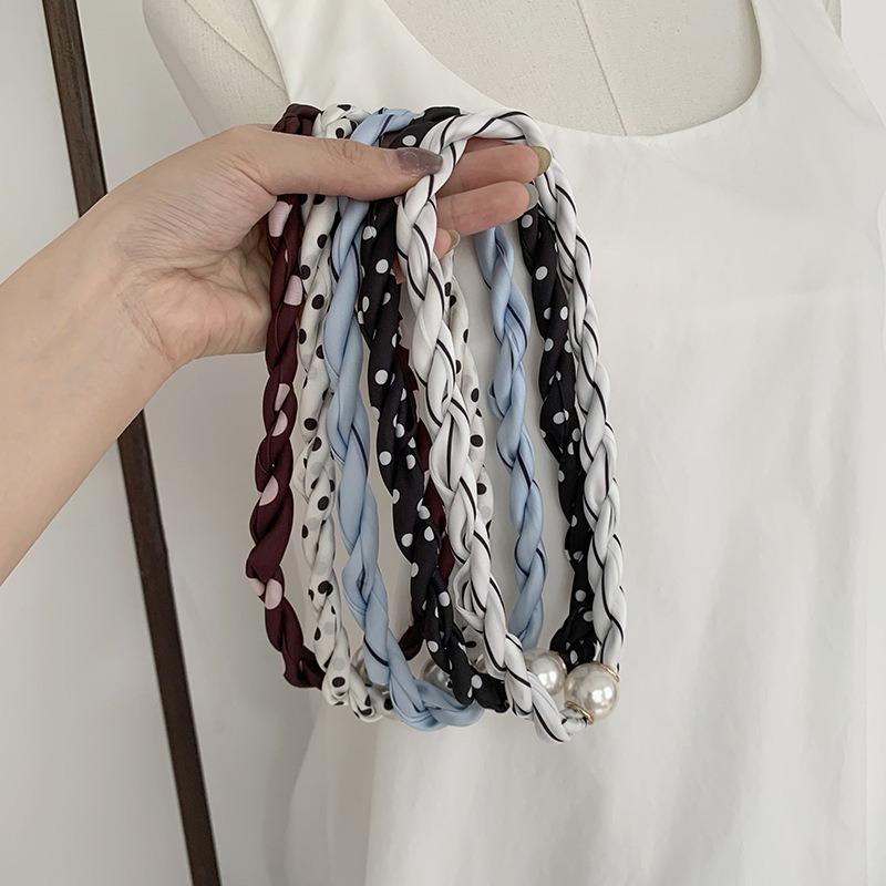 Pearl Necklace Twist Silk Scarf High-end Neck Protection Scarf with Shirt Magnetic Silk Scarf Simple Scarf Collarbone Chain