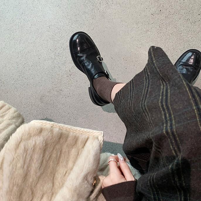 Овчина~ Настоящая кожа на двух пуговицах Британские маленькие кожаные туфли для женщин ленивых людей, на одном педале, лоферы на платформе, одинарные туфли с гравировкой Брок