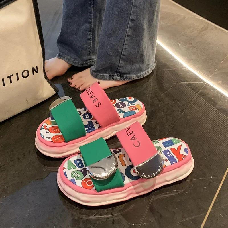 Модные новые шлепанцы на платформе летние женские с подошвой-маффин увеличивающие рост плоские туфли женские модные граффити пляжные сандалии шлепанцы с металлической пряжкой