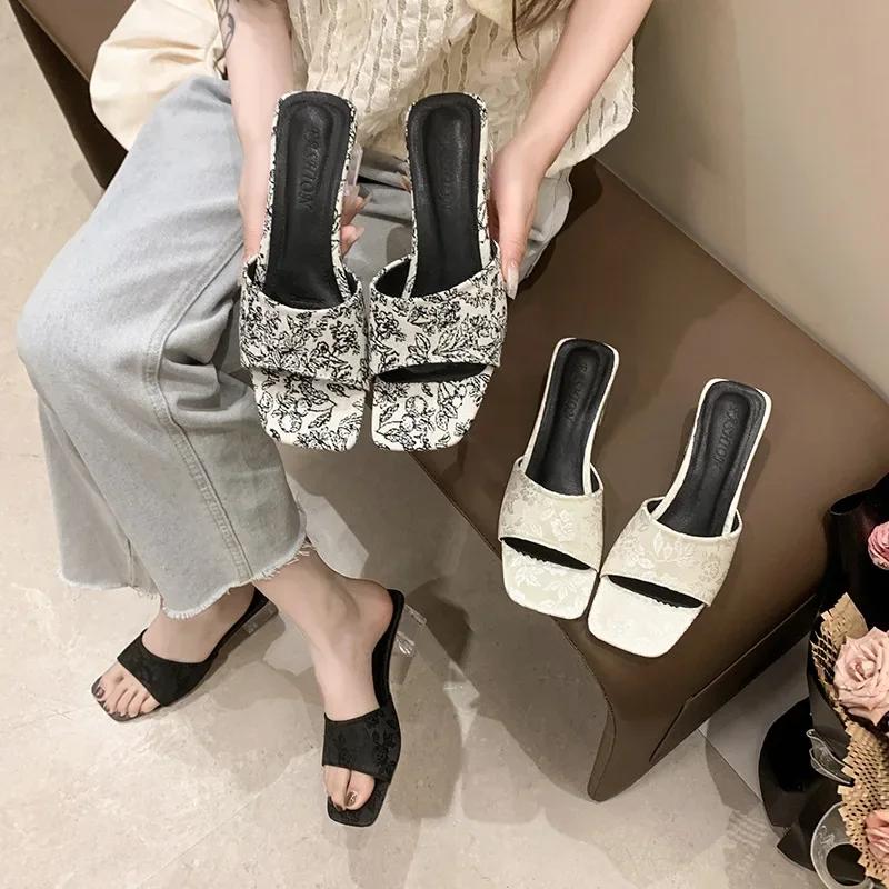 Летние новые тапочки женские модные вышитые босоножки на прозрачном каблуке женские сексуальные большие размеры квадратный носок повседневные тапочки