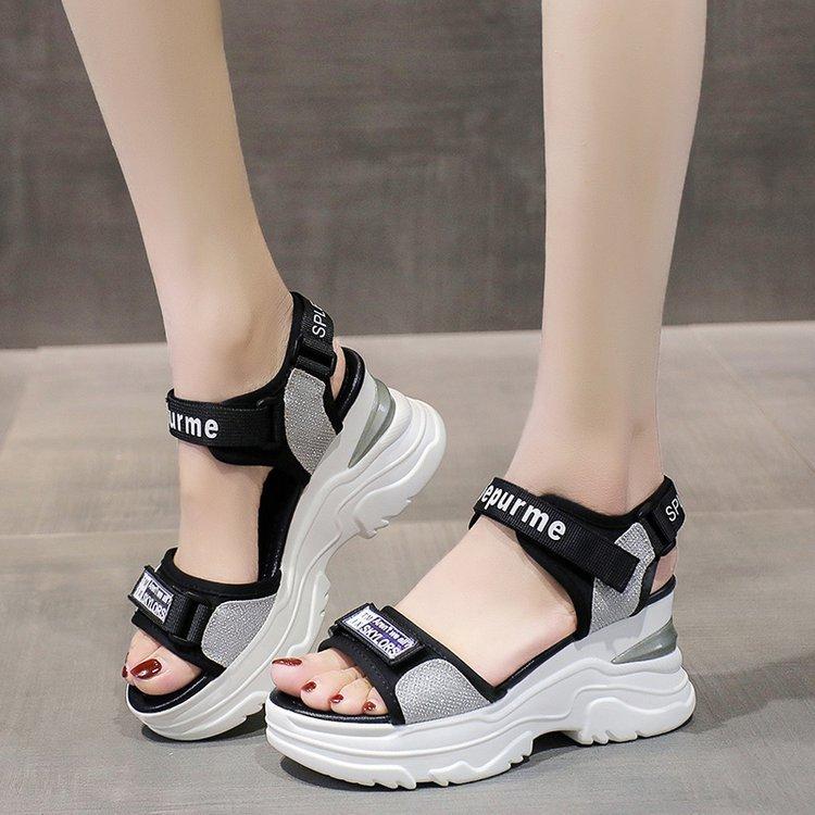 Женская обувь Taizhou 2024 года, спортивные сандалии на танкетке, кексы, толстая подошва, увеличивающая рост, студенческие сандалии на мягкой подошве для пляжа, римские сандалии, лето