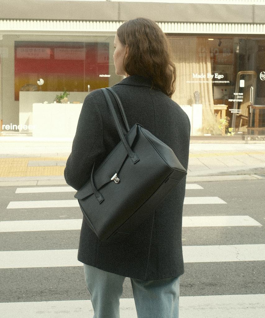Reframe Timeless Shoulder Flap Bag Series Laptop Off-Skin Leather Black
