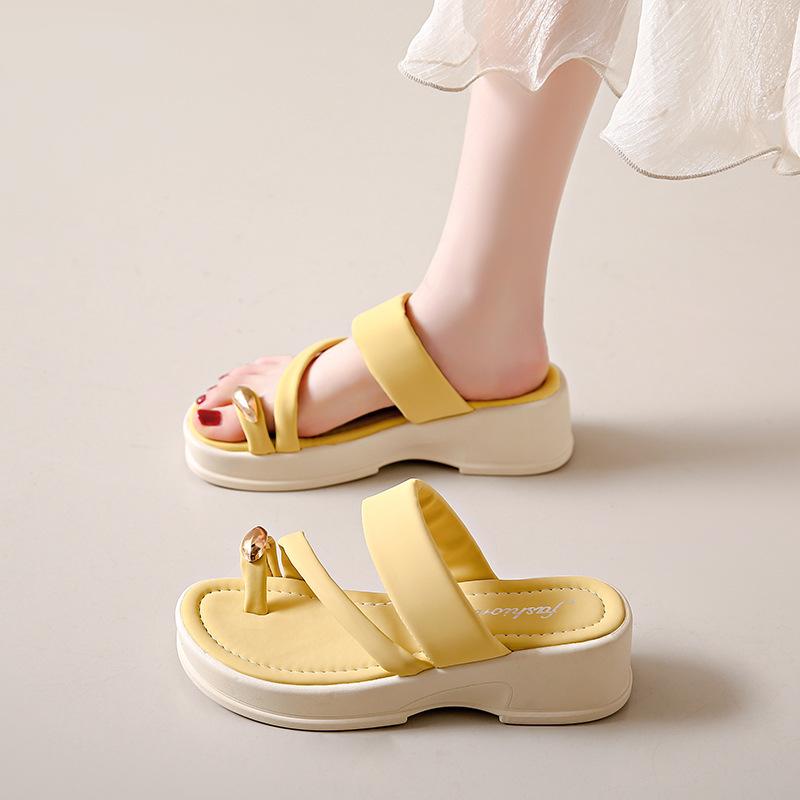 In the Summer of 2024, the New Xiaoxiangfeng Fashion Thick-soled Toe Slippers for Women Korean Version of Versatile Muffins and Beach Shoes for Women