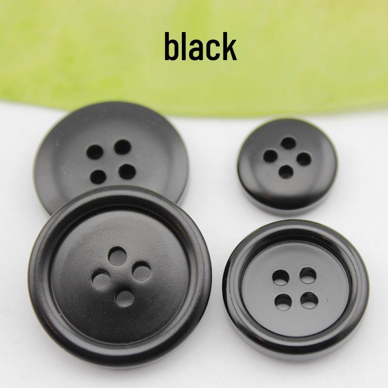 Матовое двубортное шерстяное тренч-пальто из смолы и брюки от костюма.