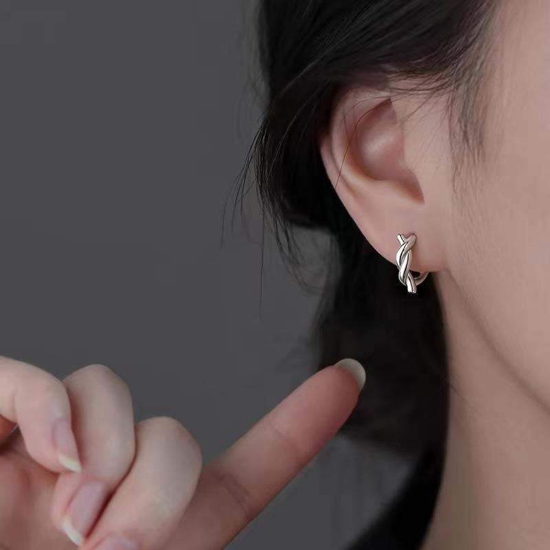 Нишевый Ear Cuff Обруч с Узлом из Веревки: Женская высококачественная минималистичная серьга для универсального, свежего, офисного стиля.