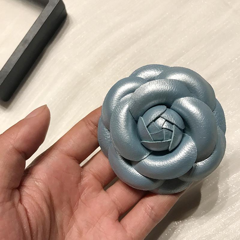 Роскошная кожаная брошь-цветок камелии - Элегантная ручная работа, 3D-булавка-корсаж для женщин