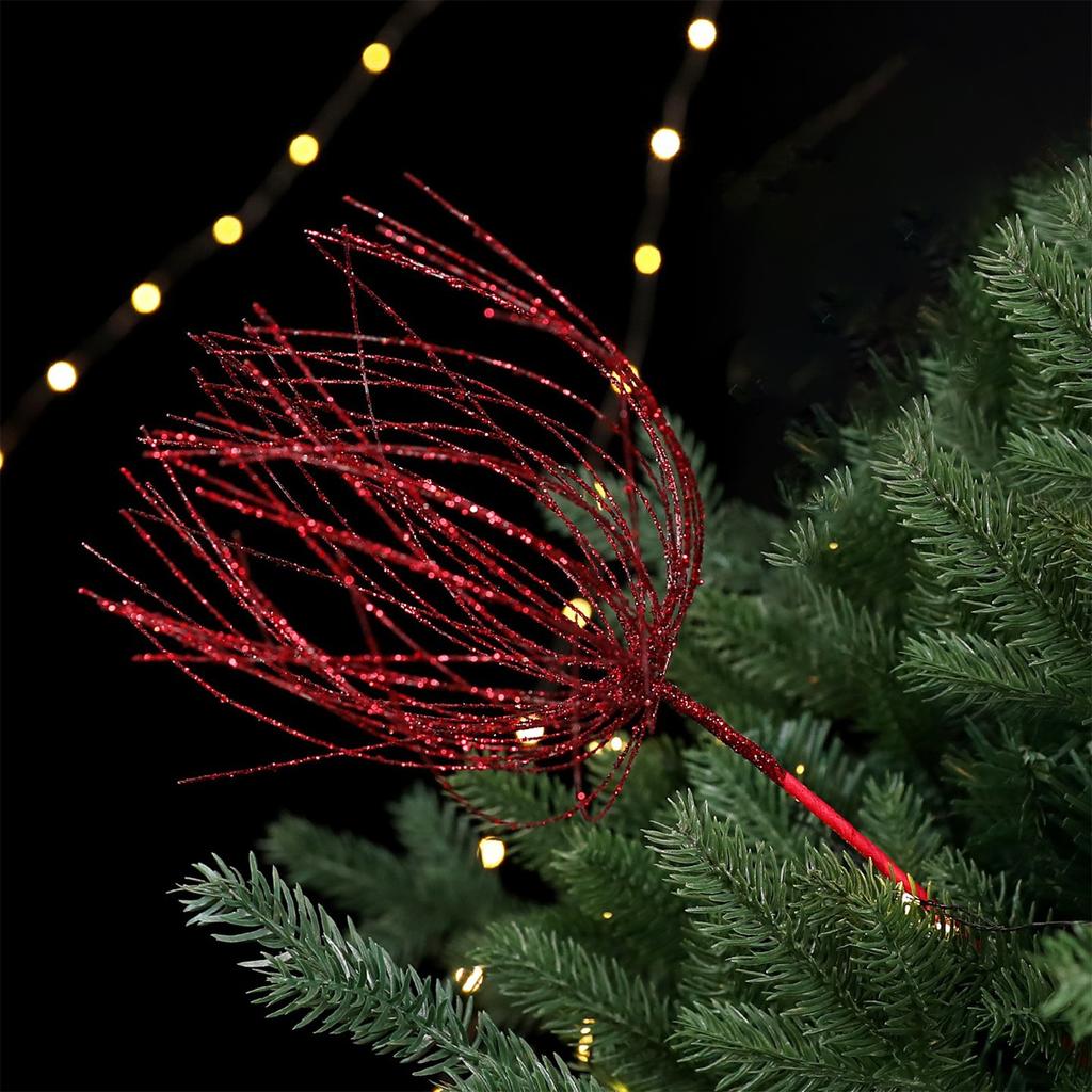 Большие ветки рождественской ели, украшения для рождественского венка, елочные игрушки, искусственные блестящие ветки.