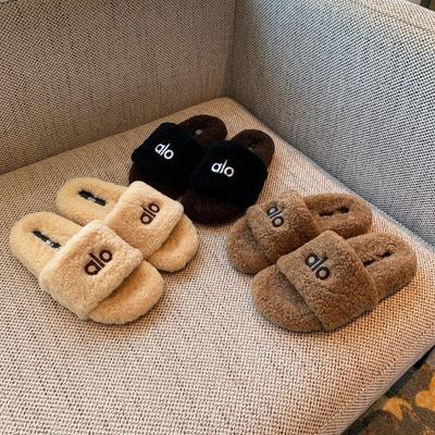 Корейская версия тапочек из овечьей шерсти на толстой подошве, женская уличная обувь, новинка 2025 года, универсальная модная плюшевая обувь на один слог для осени и зимы