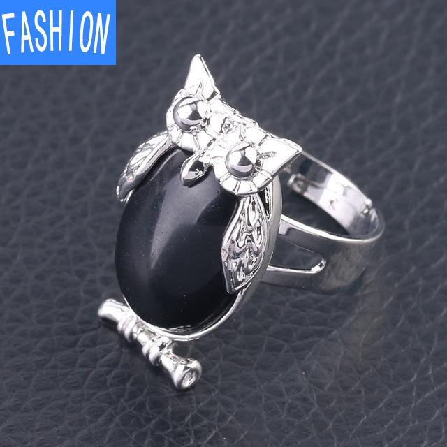 Металлическое регулируемое кольцо с выпуклым натуральным кристаллом в виде совы