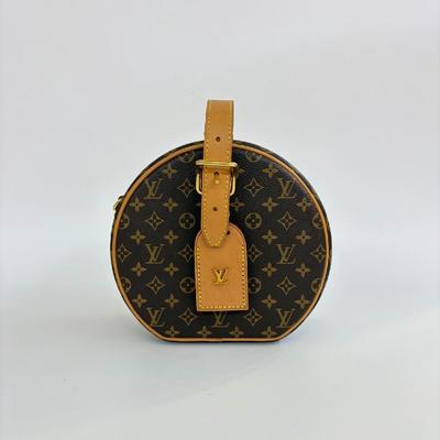 [Б/У] Маленькая Шляпная Коробка Monogram Canvas Кожаная Сумка на Плечо Средняя - Очень Хорошее Состояние #L8H9NV