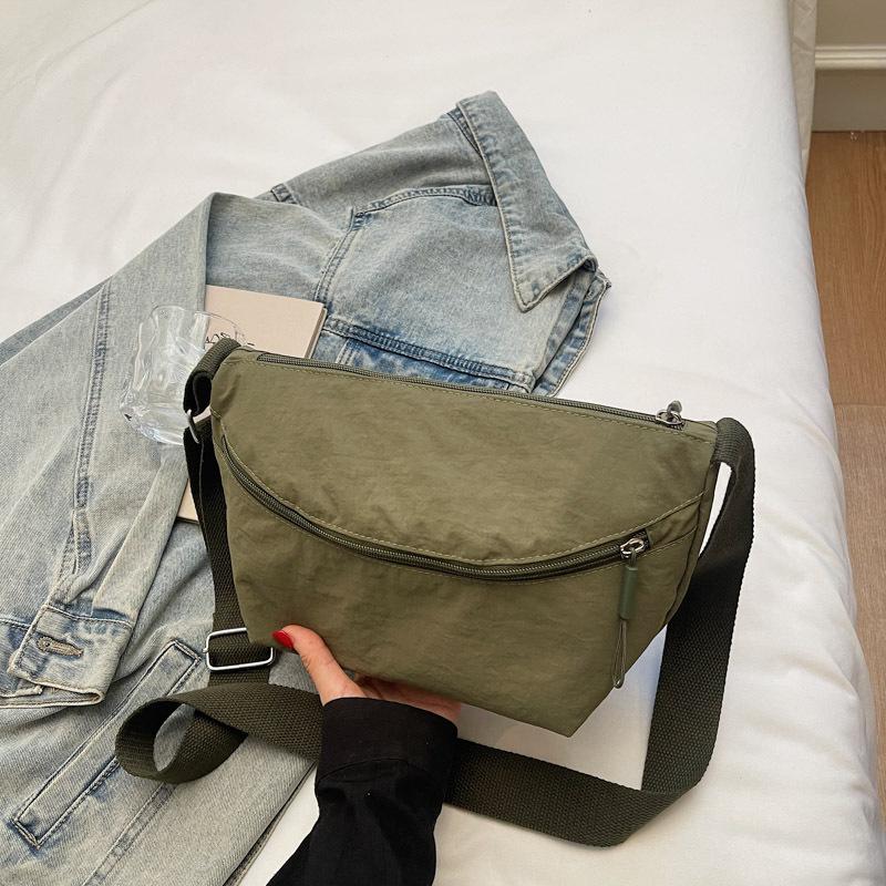 Casual and lightweight nylon cloth bag women's 2025 autumn new simple shoulder bag commuter niche messenger bag