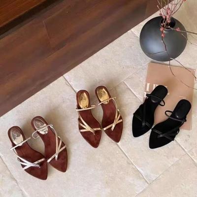 Мода Новая летняя мода 2025 и универсальные туфли на высоком каблуке с острым носком и популярной танкеткой можно носить двумя способами