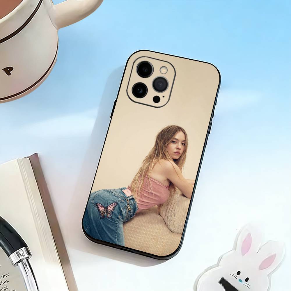 Чехол для телефона S-Sydney S-Sweeney для iPhone 17,16,15,14,13,12,11 Plus,Pro Max,XS, Мягкий силиконовый черный чехол