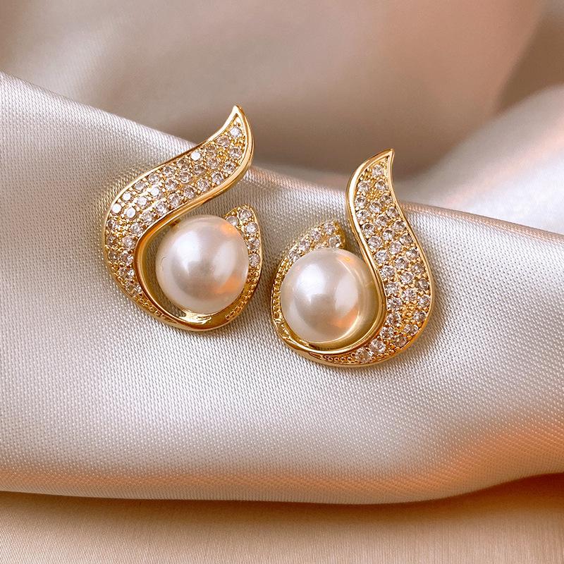 «Серьги-бантики из серебряных игл с жемчугом и цирконием»: Нишевый дизайн, стильный и универсальный, легкий роскошный аксессуар высокого класса.