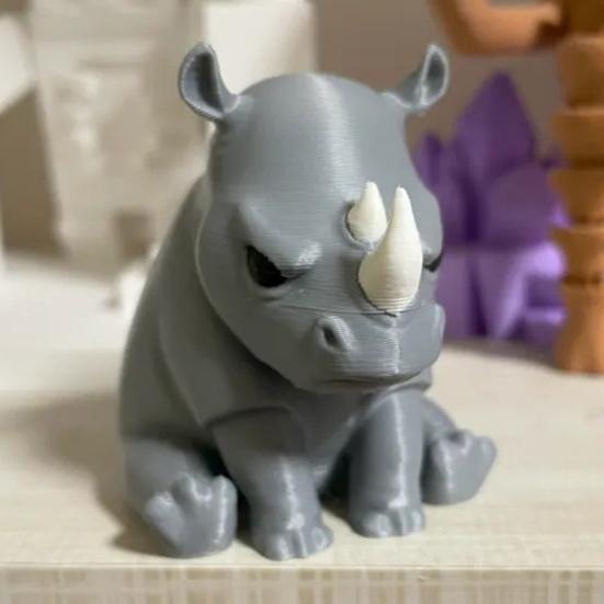 Украшение в виде сердитого маленького носорога, напечатанное на 3D-принтере, статуэтка носорога, настольная статуэтка носорога для украшения полки стола в домашнем офисе