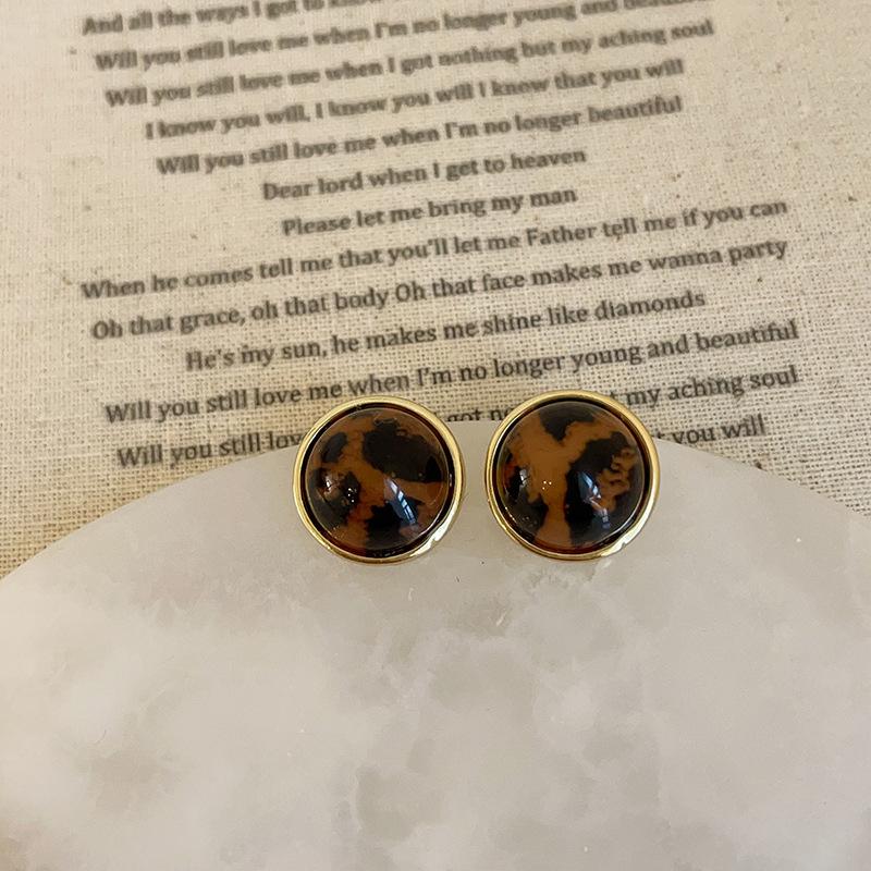 Нишевые высококачественные серьги-гвоздики из смолы с леопардовым принтом, женские осенне-зимние ретро-легкие роскошные модные элегантные универсальные серьги для поездок на работу