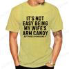 Быть моей женой - это нелегко, Футболка с изображением 'Arm Candy' Новые мужские футболки с круглым вырезом, короткий рукав, повседневные футболки Смешная футболка для мужа от жены