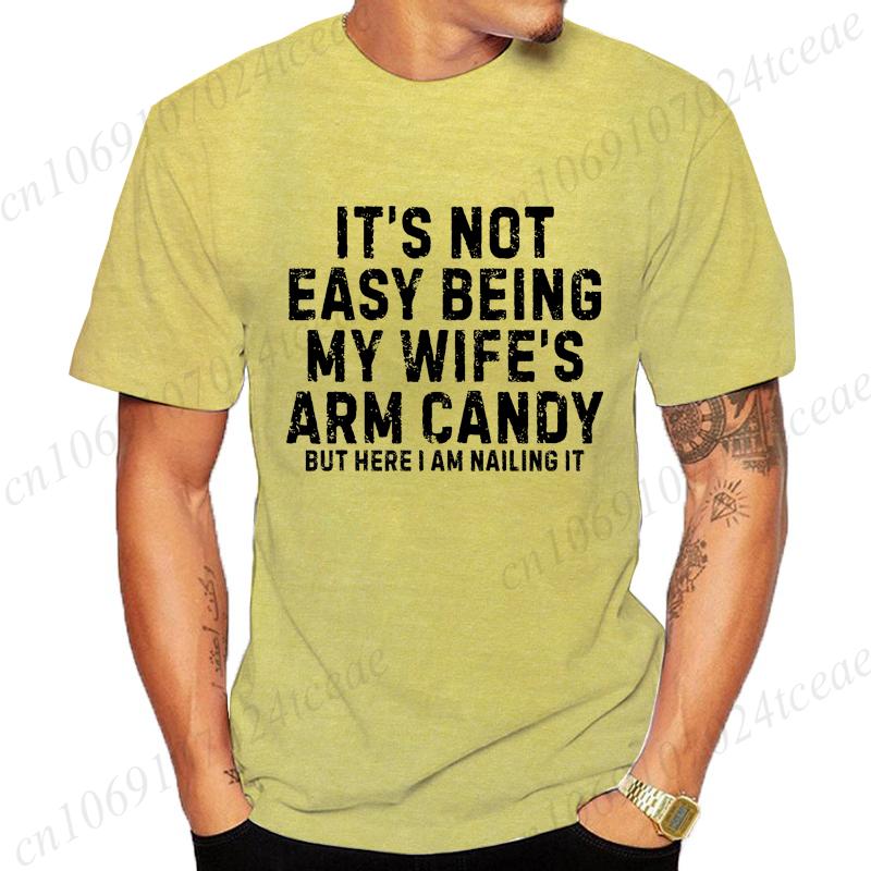 Быть моей женой - это нелегко, Футболка с изображением 'Arm Candy' Новые мужские футболки с круглым вырезом, короткий рукав, повседневные футболки Смешная футболка для мужа от жены